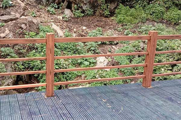 云南省怒江市福貢縣臘竹底棧道鋼構(gòu)護(hù)欄木紋漆施工項目案例